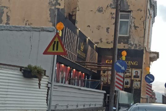 Ηράκλειο: Κέντρο διασκέδασης λειτουργεί δίπλα σε ετοιμόρροπο κτίριο