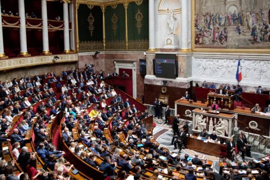 Χαμός στη γαλλική Βουλή με ρατσιστικό σχόλιο βουλευτή της Λεπέν