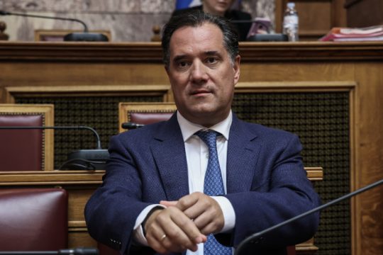 Αρνείται κάθε εμπλοκή ο Άδωνις μετά τις καταγγελίες για την εταιρεία – φάντασμα