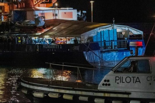 Έρμαια της ακροδεξιάς Μελόνι πάνω από 900 πρόσφυγες στη θάλασσα
