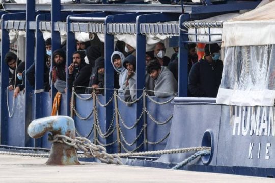 Προσφυγή στη δικαιοσύνη για τους δεκάδες εγκλωβισμένους πρόσφυγες στη Σικελία