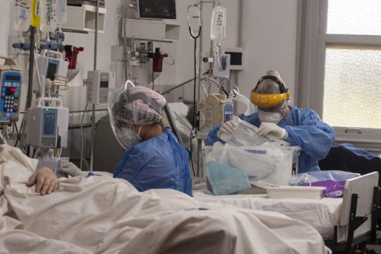 Οι πολλές επαναλοιμώξεις Covid-19 αυξάνουν τον κίνδυνο για σοβαρά προβλήματα υγείας