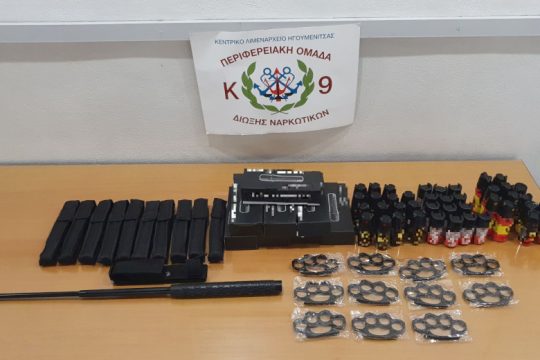 Το φορτηγό έκρυβε όπλα, taser και σπρέι πιπεριού