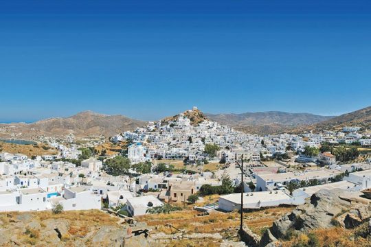 Εξώδικη διαμαρτυρία με φόντο πεντάστερο ξενοδοχείο και το περιβάλλον της Ιου