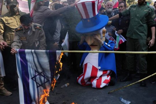 Τίμησαν την επέτειο κατάληψης πρεσβείας των ΗΠΑ στον Ιράν – Στους 300 οι νεκροί διαδηλωτές