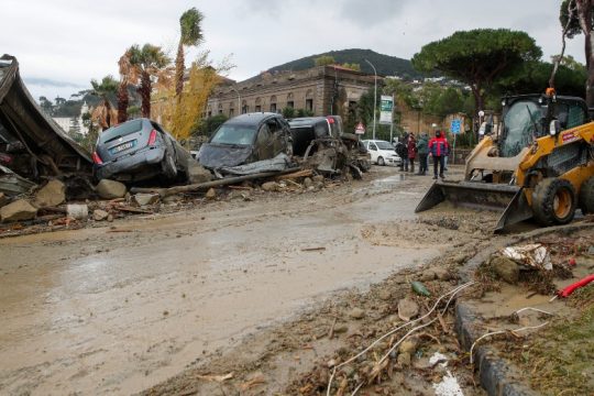 Φονική κακοκαιρία στην Κάτω Ιταλία – Δεκάδες οι αγνοούμενοι και οι αποκλεισμένοι