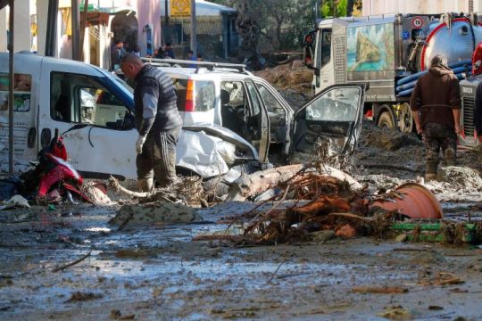 Αυξάνονται τα θύματα στην Κάτω Ιταλία, τρία παιδιά ανάμεσά τους