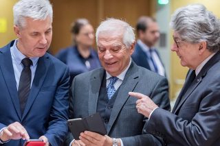Η Ε.Ε. εξοπλίζεται σαν αστακός