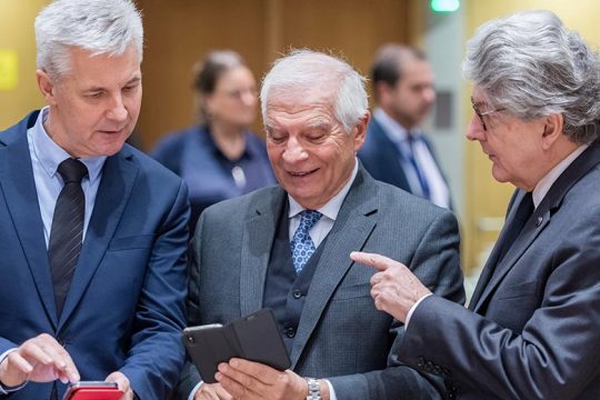 Η Ε.Ε. εξοπλίζεται σαν αστακός