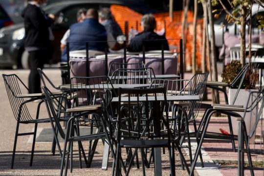«Δε σερβίρουμε ηλικιωμένους» – Καταγγελία για ηλικιακό ρατσισμό στη Ν. Σμύρνη