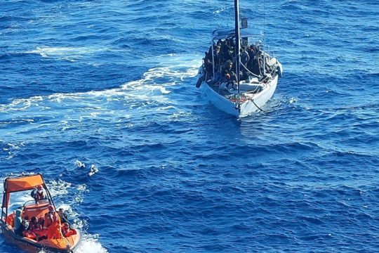 Στην Καλαμάτα οι 92 πρόσφυγες που διασώθηκαν ανοικτά της Πύλου