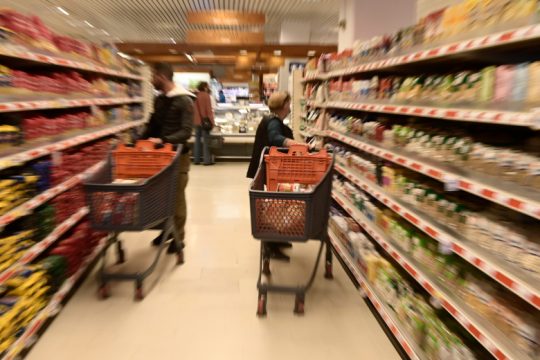 Πρεμιέρα για το «καλάθι του νοικοκυριού» με σόου Άδωνη και σοβαρές ενστάσεις
