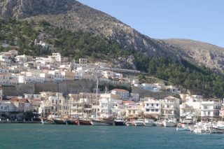 Σοβαρές ζημιές για το “Ν.ΚΑΛΥΜΝΟΣ” μετά την πρόσκρουση σε βραχώδη περιοχή
