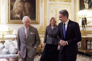 Ο Κάρολος, ο Μητσοτάκης, τα Γλυπτά, το Τατόι και οι μυστικές συμφωνίες