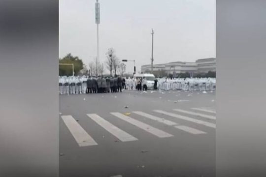 Covid-19: Ρεκόρ κρουσμάτων στην Κίνα ενώ σοκάρει το κρεσέντο βίας σε εργοστάσιο iPhone