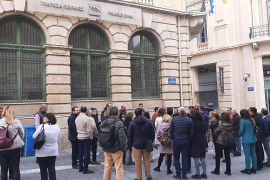 Ηράκλειο: Κινητοποίηση στην Τράπεζα Πειραιώς για το κλείσιμο υποκαταστημάτων