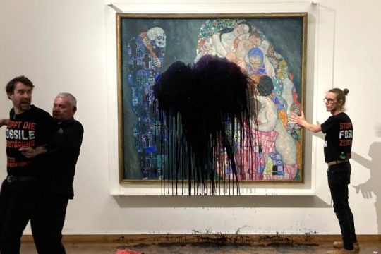 Οικολόγοι ακτιβιστές πέταξαν μαύρο υγρό σε πίνακα του Κλιμτ