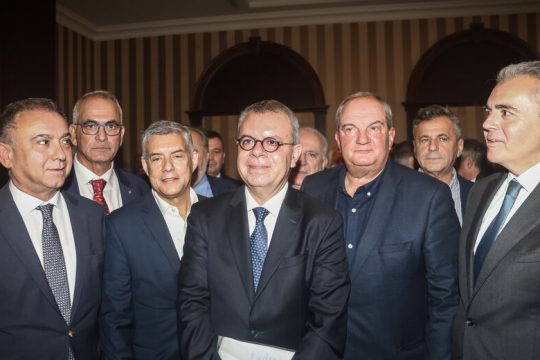 Το ρήγμα όλο και μεγαλώνει!