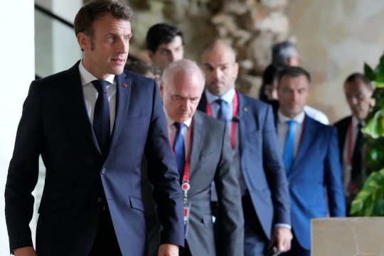 Εκκλήσεις Μακρόν σε Ερντογάν για συμμόρφωση με τη δυτική γραμμή