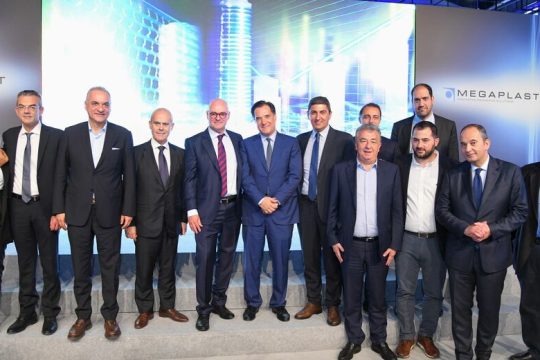 Ηχηρό κυβερνητικό «παρών» σε εργοστάσιο πλαστικών
