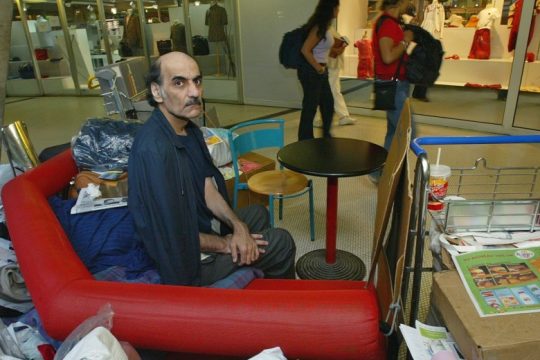 Πέθανε ο Ιρανός που έκανε σπίτι του το αεροδρόμιο «Σαρλ ντε Γκολ»