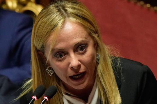 Tα πρώτα βήματα, τα… ρέιβ πάρτι και ο Μουσολίνι
