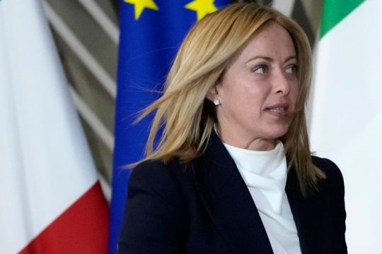 Η Μελόνι κλείνει τα λιμάνια, η ένταση ανεβαίνει