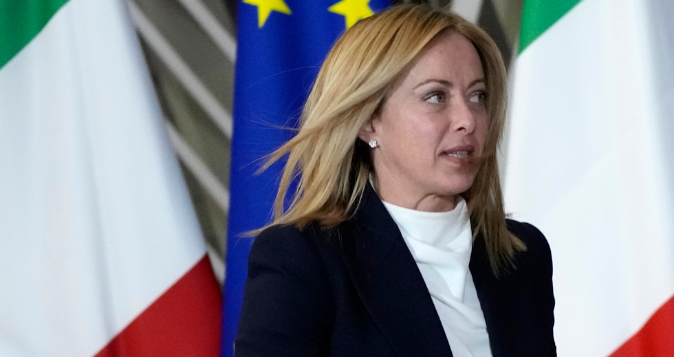 Η Μελόνι κλείνει τα λιμάνια, η ένταση ανεβαίνει