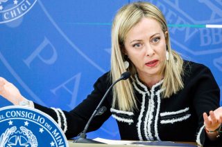 H Μελόνι κορυφώνει την ένταση με τη Γαλλία για το μεταναστευτικό