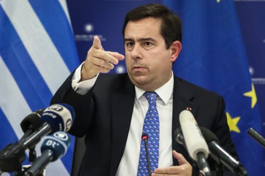 Ψέματα και σοφίσματα Μηταράκη για να καλύψει τον στενό συνεργάτη που πήρε παράτυπα βοήθημα απόρου