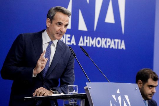 «Ενέσεις» συσπείρωσης από Μητσοτάκη, ενώ βυθίζεται στο σκάνδαλο των υποκλοπών