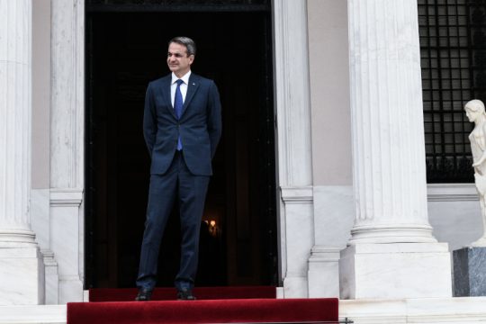 Βέλη Economist κατά Μητσοτάκη: Το σκάνδαλο κλονίζει την κυβέρνησή του