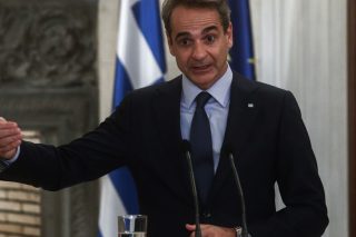 Τα λόγια τα μεγάλα δεν πείθουν πια