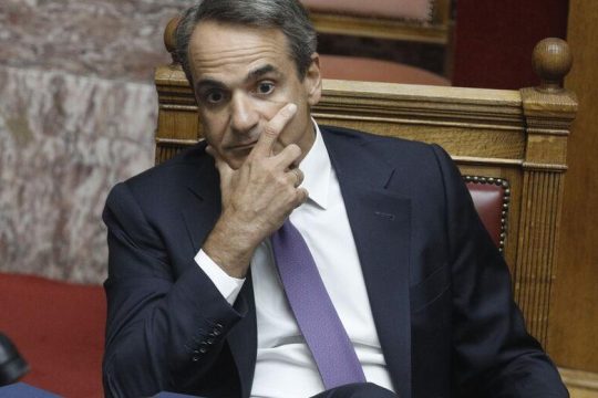 Οι υποκλοπές άνοιξαν το εσωκομματικό καπάκι