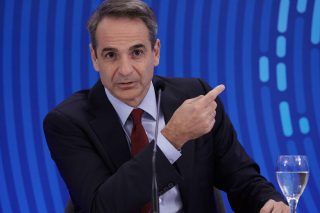 Ξαναστρίβει στη… συνεργασία