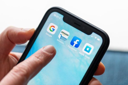 Υπό εξέταση φόρος στους «γίγαντες» της ψηφιακής τεχνολογίας