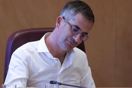 Επιλέγει την αντιδικία με τους κατοίκους Εξαρχείων ο Μπακογιάννης