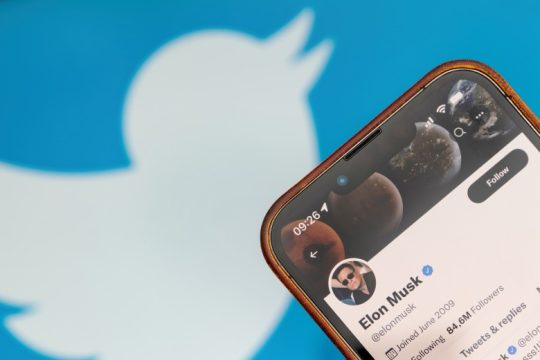 Ο Μασκ κατηγορεί την Apple ότι σχεδιάζει να αφαιρέσει το Twitter από το App Store της