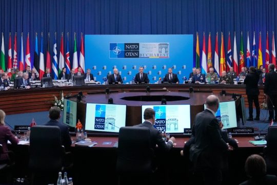 Το ΝΑΤΟ επαναβεβαιώνει τη στήριξη στο Κίεβο, που ζητά αντιαεροπορικά και γεννήτριες