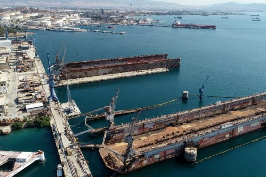 ΕΜΕΙΣ-ΑΡΚΙ/ΓΣΕΕ κατά Γεωργιάδη για τα ναυπηγεία Ελευσίνας