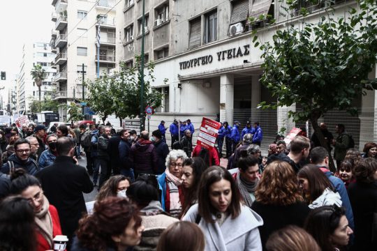 Τσακίζουν το δικαίωμα στη δωρεάν περίθαλψη
