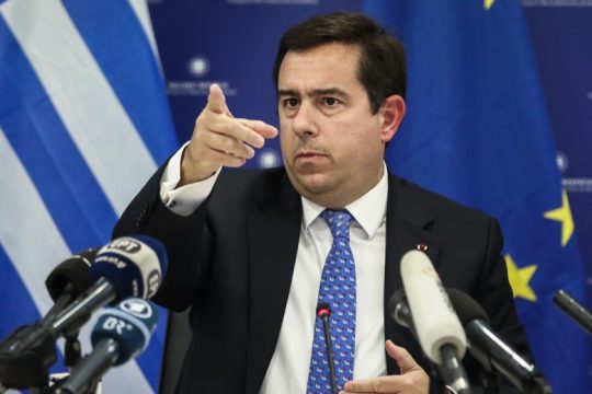 Για τον Νότη Μηταράκη, η ΕΥΠ μπορεί να παρακολουθήσει και την ΠτΔ
