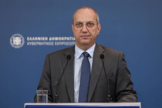 Σε πέλαγος αντιφάσεων