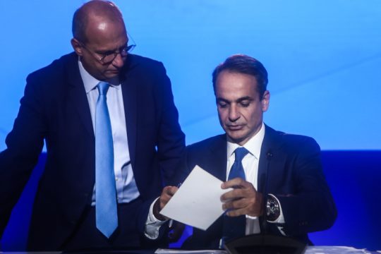 Επικοινωνιακή εκστρατεία για να αμβλύνουν την πίεση