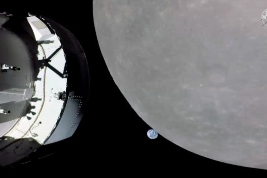 Σε απόσταση μόλις 130 χλμ από τη Σελήνη