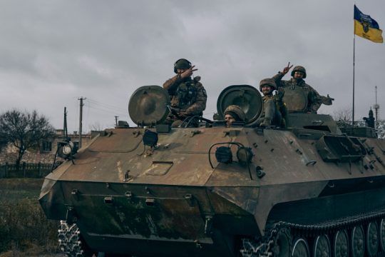 Κρύο – ζέστη για διαπραγματεύσεις, ενώ οι μάχες κορυφώνονται