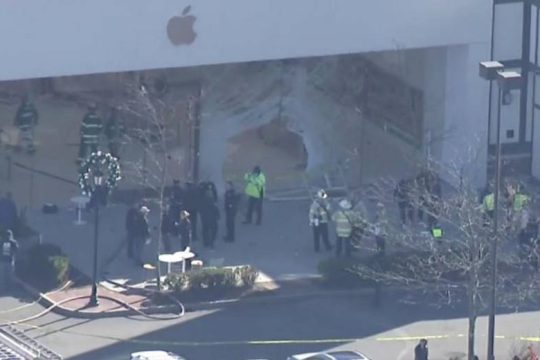 Όχημα έπεσε σε κατάστημα της Apple στη Μασαχουσέτη: Ένας νεκρός και 14 τραυματίες
