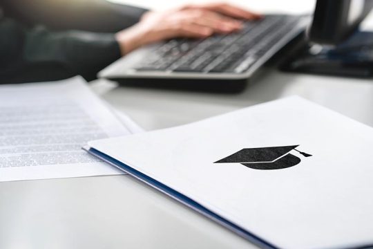 ΚΝΕ: «Πτυχία – καπαμά και δίδακτρα – φωτιά!»