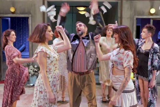 Μια ταπεινή αυλή στα σαλόνια του μιούζικαλ