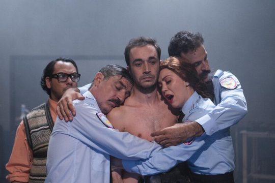 Μια παράσταση απολαυστική στη σάτιρα, καίρια στο μήνυμά της